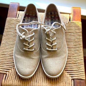 Born "Dampney" natural fabric tie tennis shoes sneakers. Like new, size 8